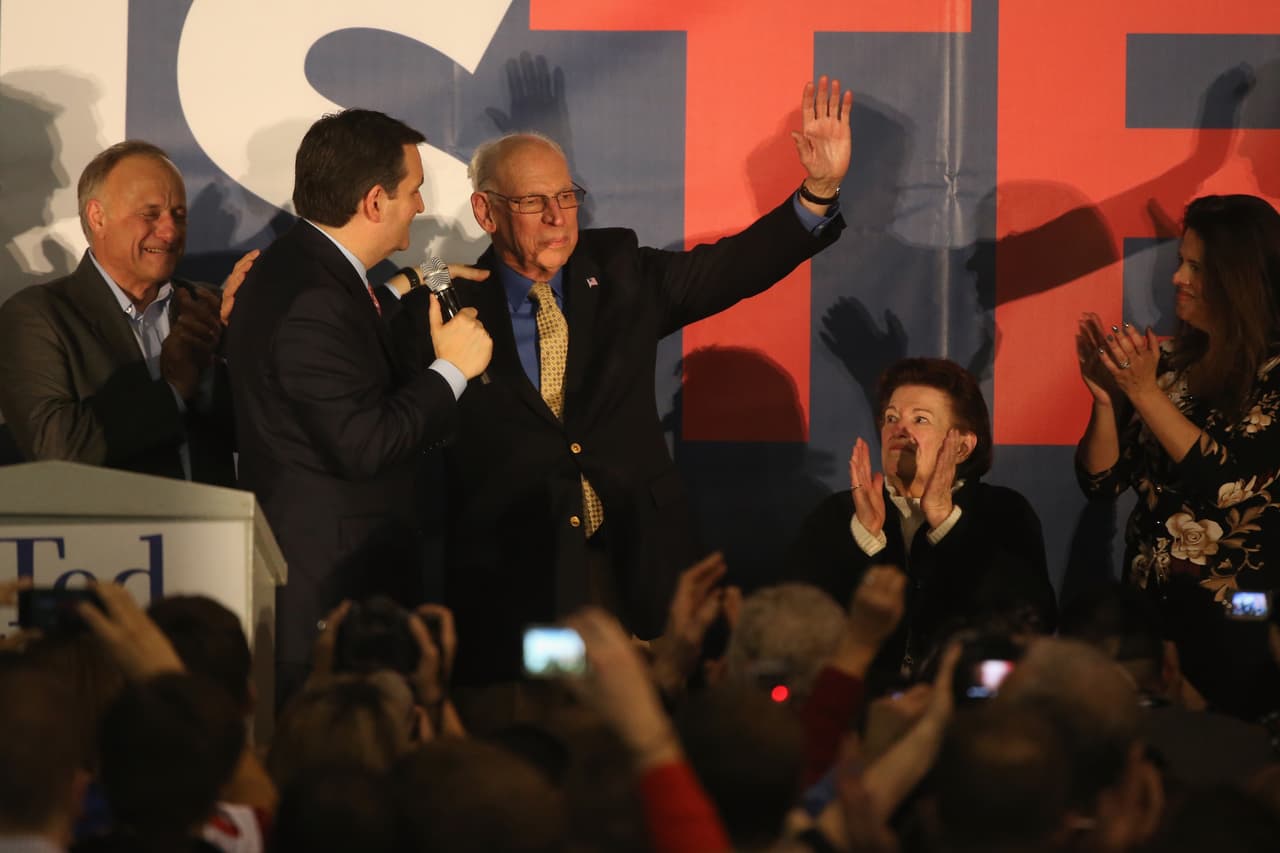 Ted Cruz y su padre Rafael celebran la victoria del candidato en Iowa