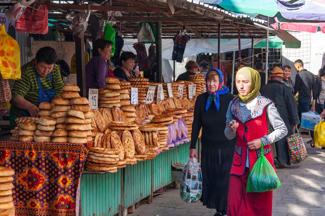 <b>Puesto 16. Kyrgyzstán</b>
<br>
<br>
<b>Tasa de inflación: 12.5% (a octubre de 2021)</b>
<br>
<br>En Estados Unidos específicamente, los precios se dispararon empujados por la elevada demanda de unos consumidores llenos de efectivo. 
<br>
<br>A esto se sumó la 
<a href="https://www.univision.com/noticias/dinero/renuncias-record-trabajadores-estadounidenses-agosto"><u>escasez de trabajadores</u></a> y los problemas en las cadenas mundiales de suministro, lo que ralentizó las entregas de componentes cruciales como los semiconductores, por ejemplo.