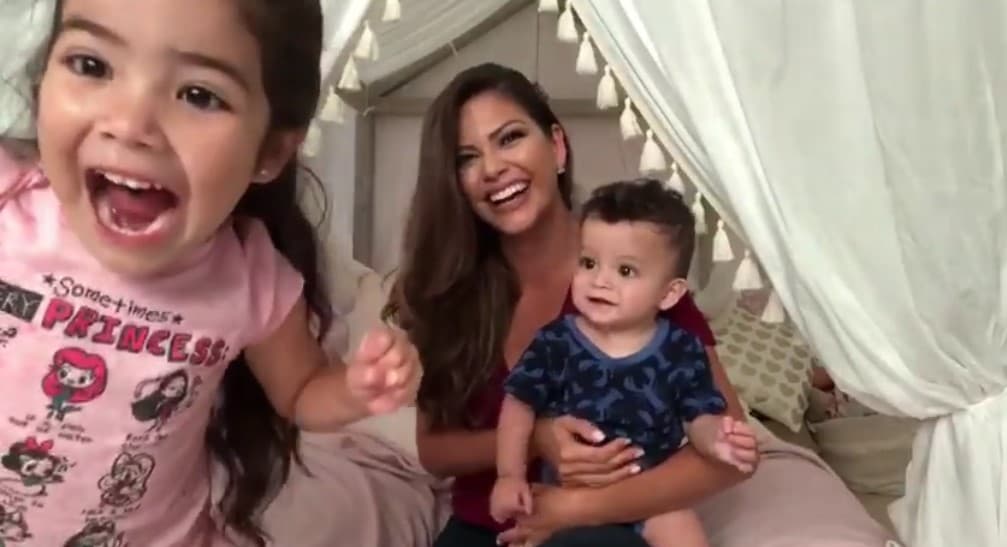 Las sorpresas iniciaron día antes de su fecha de nacimiento (5 de mayo) con la noticia de que su abuelita llegaba de México para asistir a su cumpleaños. En un video en Facebook, Giulietta gritó con emoción a los seguidores de Ana que su abuelita ‘Lichita’ pronto estaría en Miami.
<br>