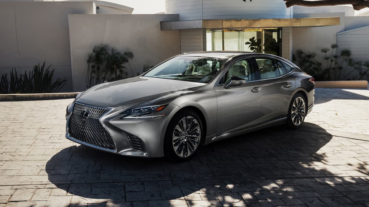 Otro de los puntos en común del Lexus LS con el LC500 es la transmisión: hereda la misma caja de cambios automática de diez velocidades.