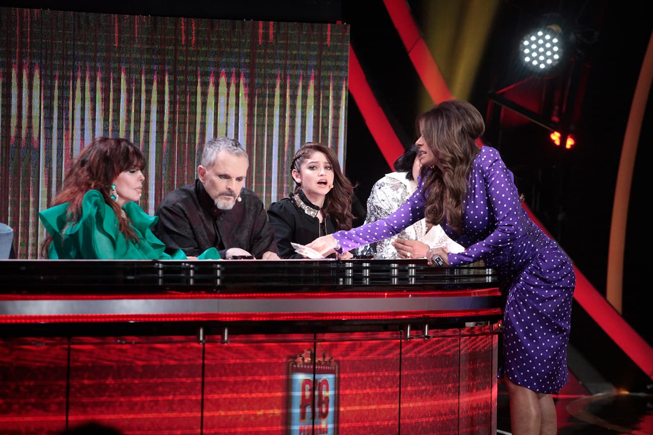 En otro corte, Gali aprovechó para presentarle a Karol Sevilla y a Verónica Castro los productos de su tienda en línea: LatinGal Boutique.