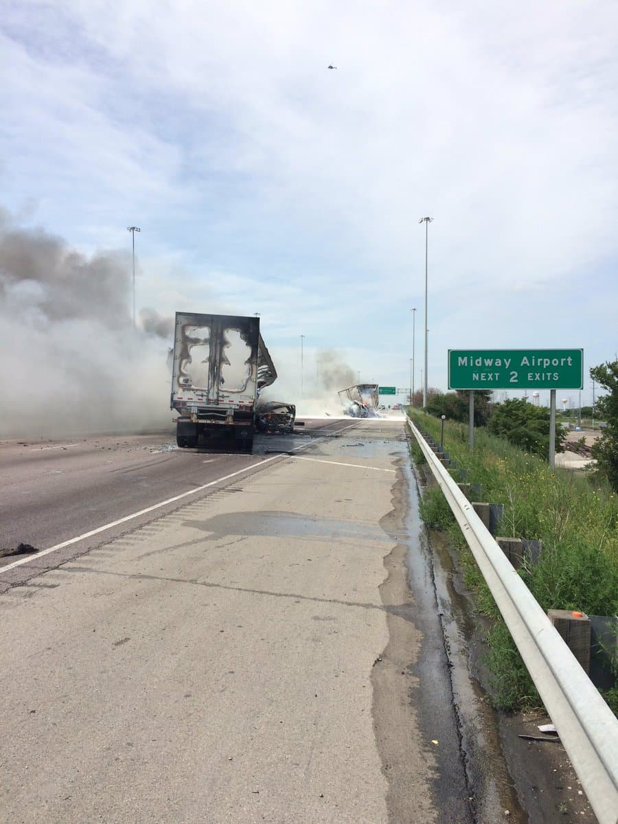 De acuerdo con la policía del estado de Illinois uno de los semirremolques transportaba materiales peligrosos.