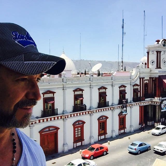 El 2016 "El Buki" celebró sus 40 años de trayectoria en el mundo musical.