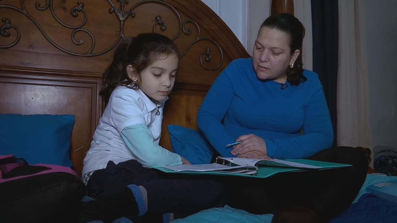 Arlette y su madre Clotilde leen y practican para los exámenes de Common Core que llegan pronto.