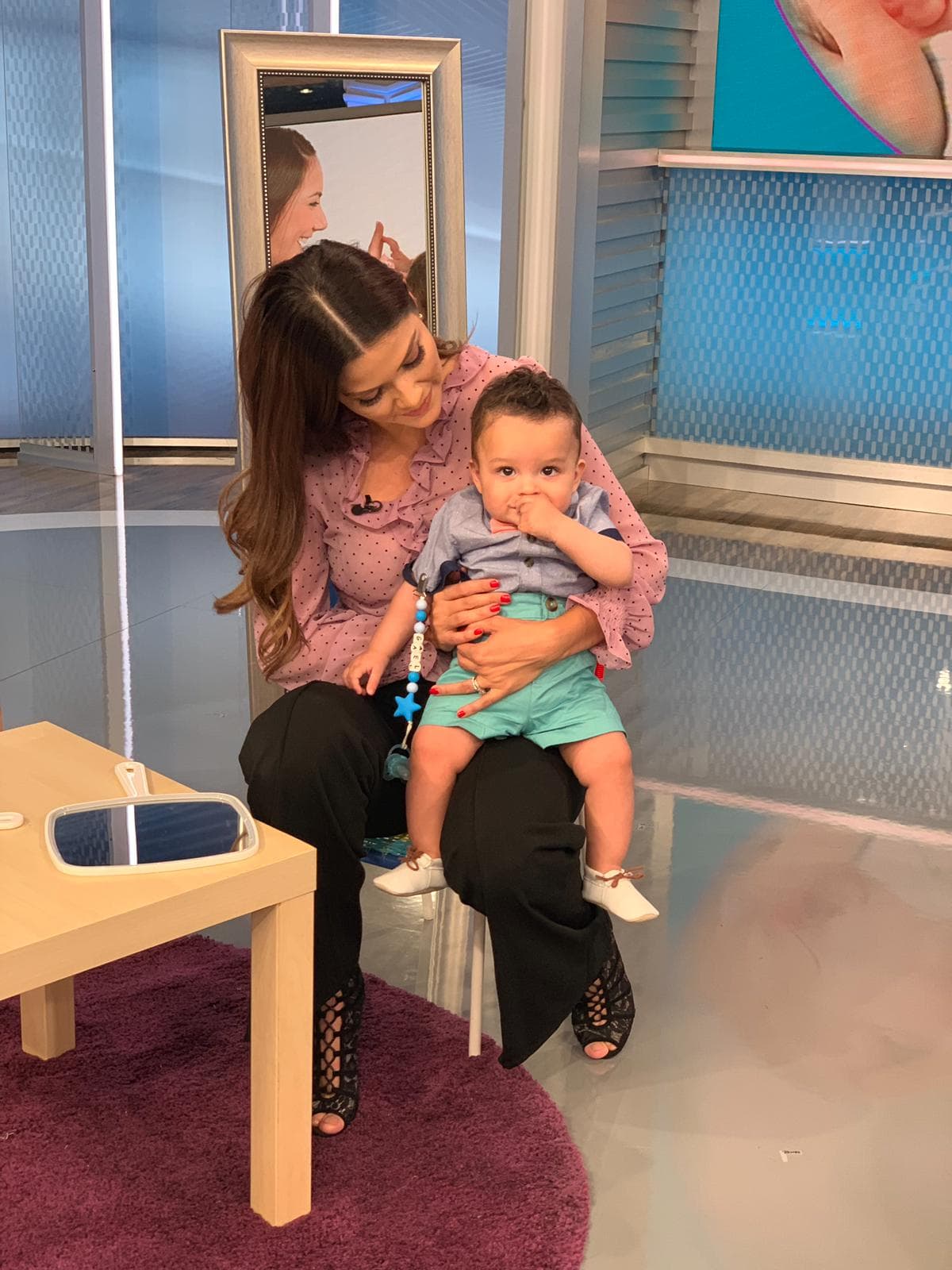 Gael de 9 meses estuvo muy bien portado en los brazos de su mami, mientras los expertos hacían algunas sugerencias de juegos para realizar en casa. Mencionaron que con un bebé de esta edad se puede realizar la actividad del espejo, la cual consiste en que vea su reflejo y después desaparezca.
<br>