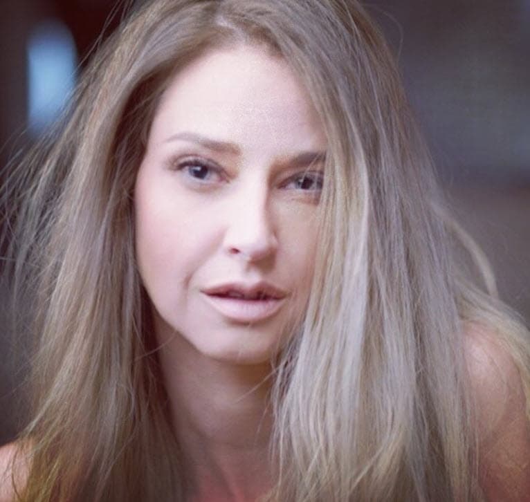 "En realidad 
<b><a href="https://www.univision.com/famosos/la-vida-te-quita-y-te-da-viudo-de-edith-gonzalez-esta-feliz-con-su-nueva-novia-porque-es-autentica-y-respeta-a-su-exesposa-fotos" target="_blank">ni ella ni yo estábamos buscando pareja</a></b>, pero la vida te quita y te da sin avisar, y así de repente nos encontramos, la atracción fue inmediata", explicó Lazo en una entrevista para la revista ¡Hola! publicada a finales de marzo pasado. 
<br>