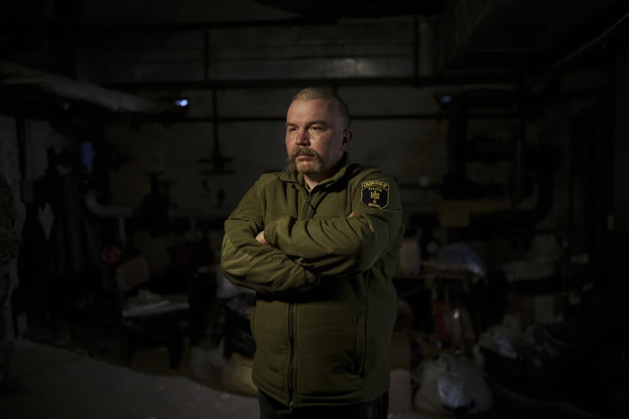 Hromenko Oleksii, de 48 años, trabajaba en un supermercado antes de la guerra y pasaba los días con su esposa y una hija de 7 años.
<b> Al ver el inicio de la invasión rusa, él y sus amigos decidieron unirse como voluntarios. </b>
<br>