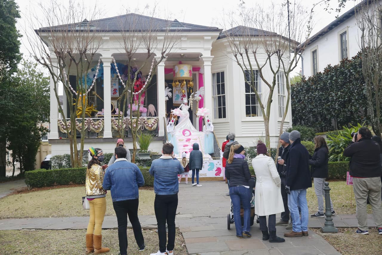 NEW ORLEANS, Feb. 14, 2021 -- People look at a carnival house-float during Mardi Gras season in New Orleans, Louisiana, the United States, on Feb. 14, 2021. As most of the traditional Mardi Gras activities have been canceled this year due to the COVID-19 pandemic, the carnival house-floats become popular in the city. The Mardi Gras Season which lasts more than a month is held annually in the U.S. city of New Orleans from January to February. (Photo by Lan Wei/Xinhua via Getty) (Xinhua/Lan Wei via Getty Images)