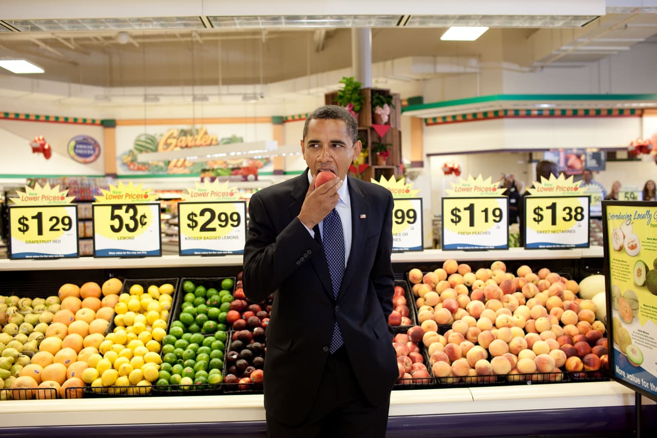 <b>El presidente come</b>. Barack Obama prueba una fruta de una tienda de Bristol, Virginia, en 2009. Bien sea con su iPhone o con su equipo de fotografía profesional, Pete Souza reveló al mundo la intimidad del presidente, a través de la cuenta 
<b> <a href="https://www.flickr.com/photos/whitehouse/">Flickr de la presidencia</a></b> o en 
<b><a href="https://www.instagram.com/petesouza/">su cuenta personal de Instagram</a></b>.