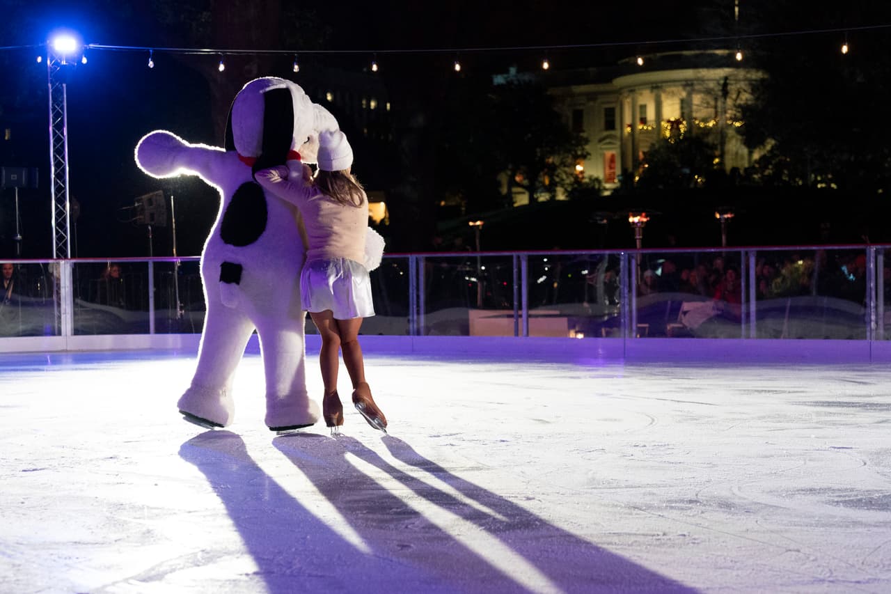 Es la primera pista de hielo en la Casa Blanca en más de 40 años, después de la que se puso en la década de 1980, por el entonces presidente Jimmy Carter y la primera dama Rosalynn Carter.