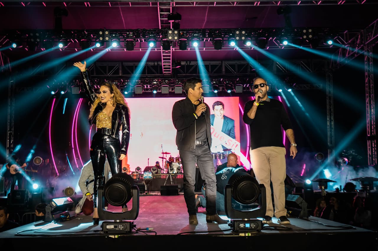 Quien acompañó a los locutores de El Free-guey Show en el escenario para amenizar la noche.