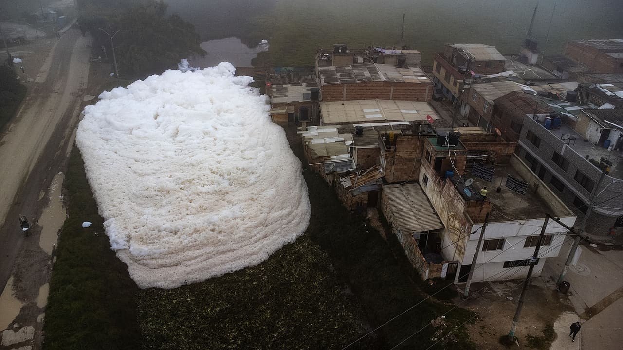 Una vista aérea muestra la espuma hedionda que se formó en un río contaminado. 
<b>La blanca pestilencia fue creciendo hasta invadir una veintena de casas. </b>