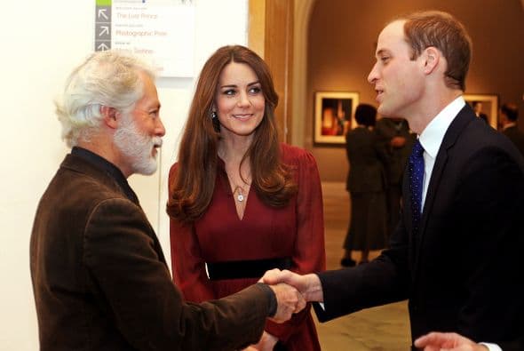 25 de diciembre de 2012 En lugar de pasar la Navidad con la familia real en Sandringham, los duques de Cambridge lo hacen con los padres de ella en el condado de Berkshire, a las afueras de Londres. En la foto, los duques de Cambridge con el artista Paul Emsley.