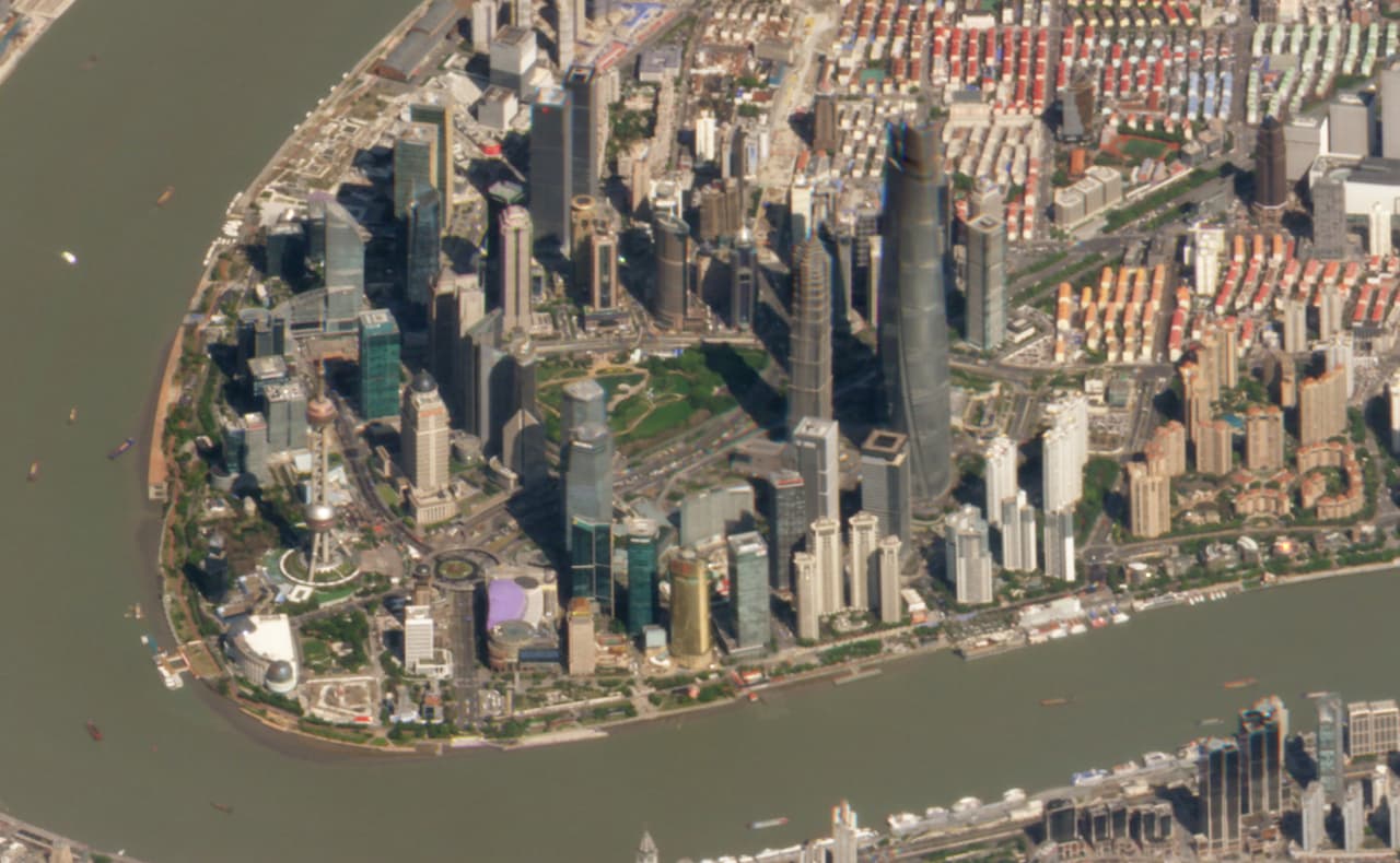 En el detalle de la foto se deistingue la Torre perla Oriental, una aguja con dos esferas que se destaca a la izquierda. Esta fue alguna vez la estructura más alta de China, ahora eclipsada por la Torre de Shanghái, una inmensa construcción de 2132.55 pies (650 metros) de altura, un poco más a la derecha. la foto es del 9 de marzo de 2018.