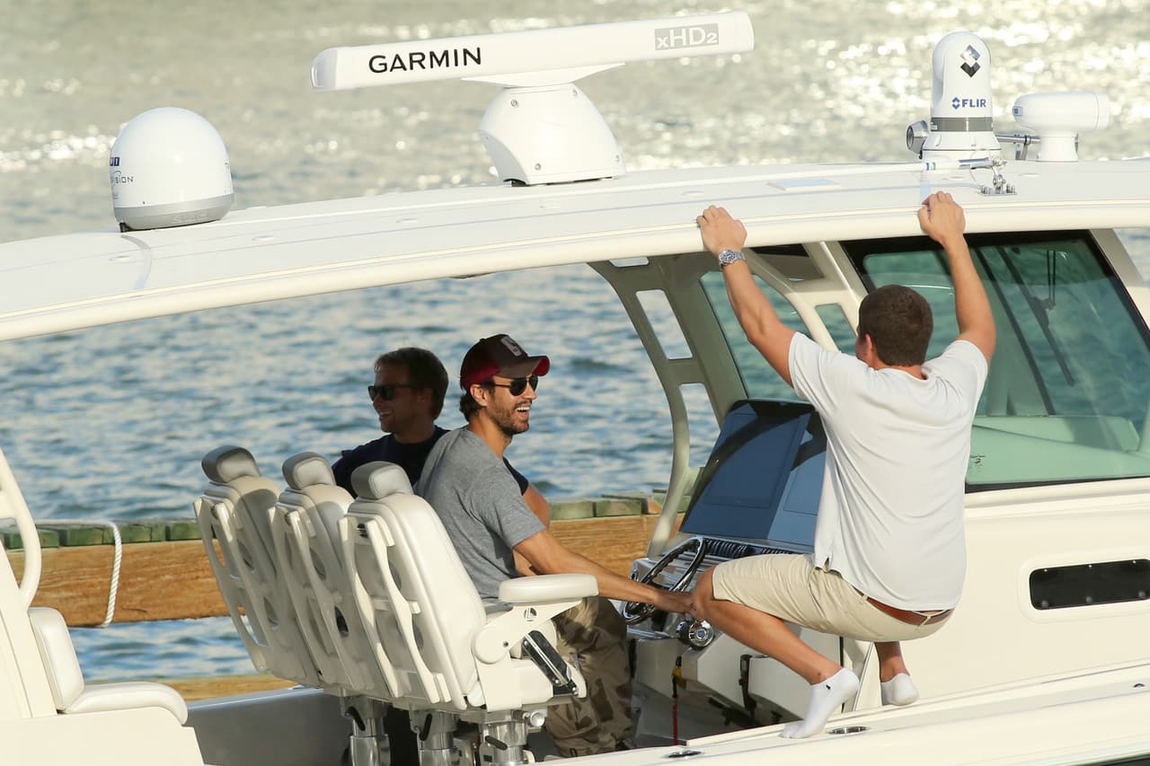 Se compró este bote que dicen que le salió en un millón de dólares.