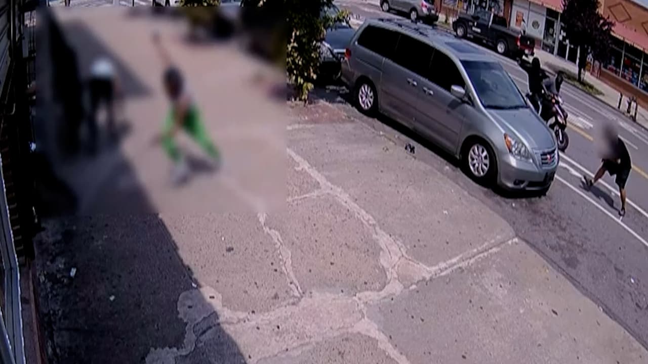 Dos hombres en una moto en marcha abren fuego contra varias personas en el Bronx