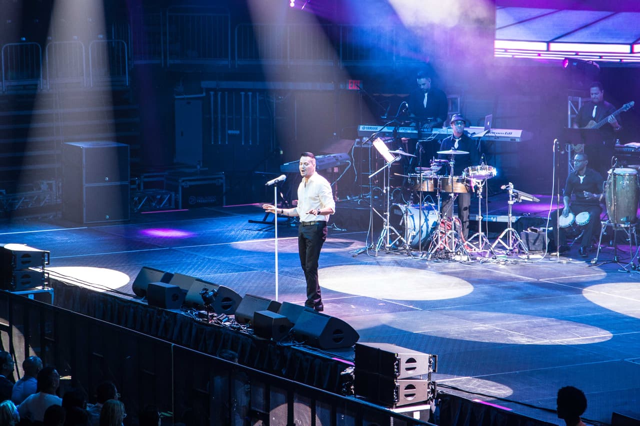 Victor Manuelle fue el encargado de calentar el escenario del BankUnited Center en Miami.