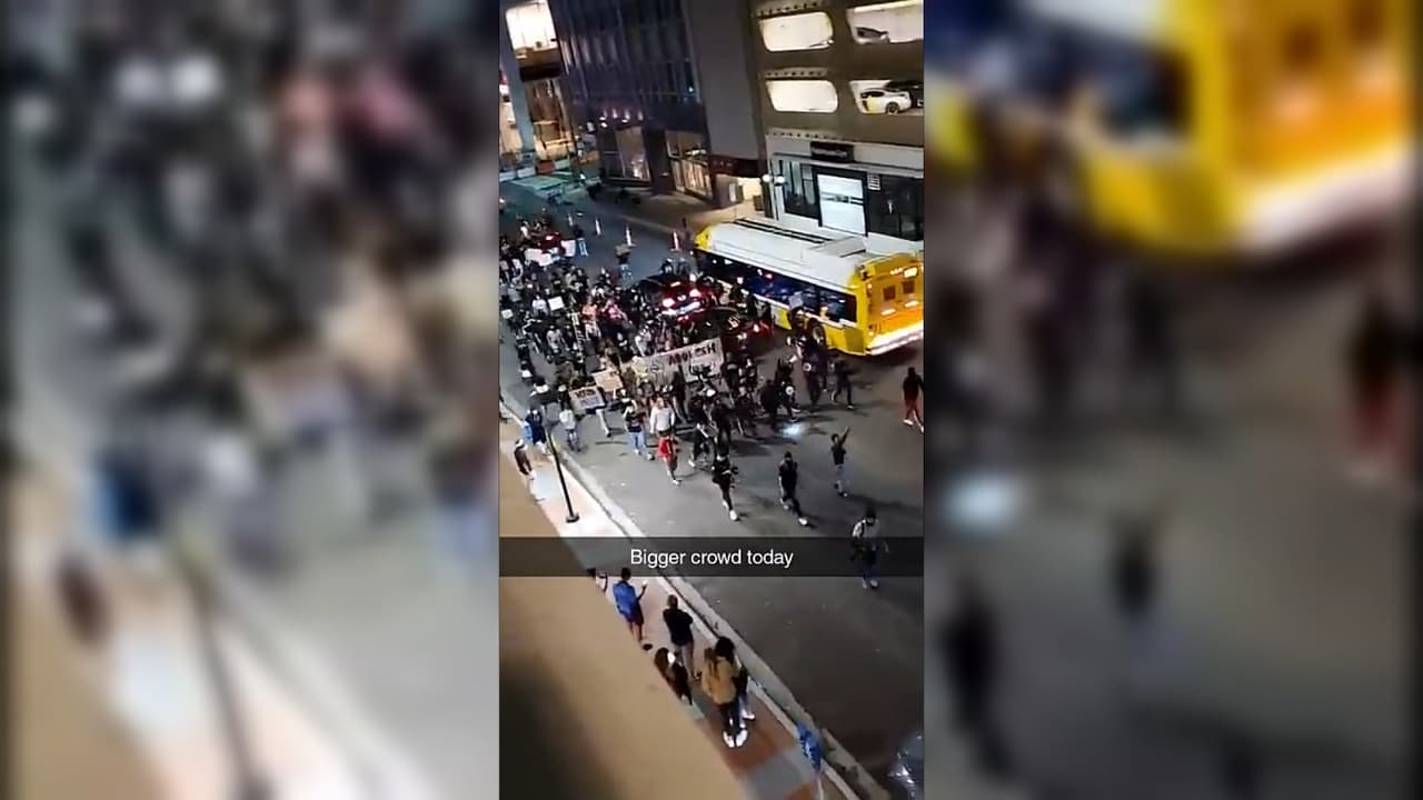 Las protestas ocurrieron en ciudades de todo el país, luego de que un gran jurado en Kentucky anunciara cargos contra un ex oficial de policía involucrado en una redada en la que murió Breonna Taylor.