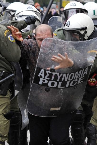 Así mismo contempla el despido este año de 15 mil funcionarios y recortes en algunas pensiones.