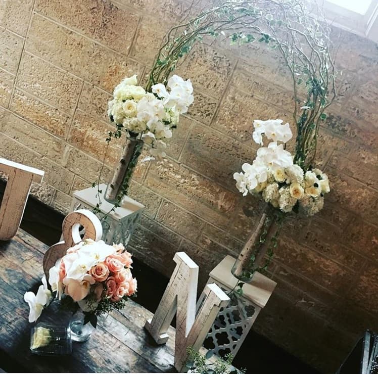 Los detalles de las flores dieron un sello de romanticismo a la boda: rosas blancas y de color pastel.