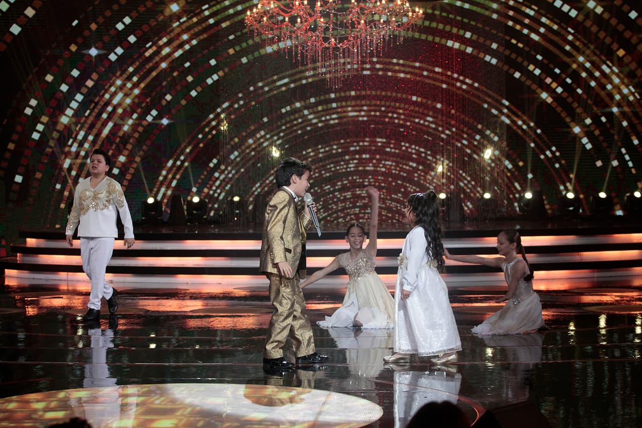 Mientras Kevin entonaba el tema 'Cómo Mirarte' (de Sebastián Yatra), Ramón, Valeria y Sofía, quien fue la representante del equipo en el Quinto Elementito, comenzaron a ejecutar una coreografía.