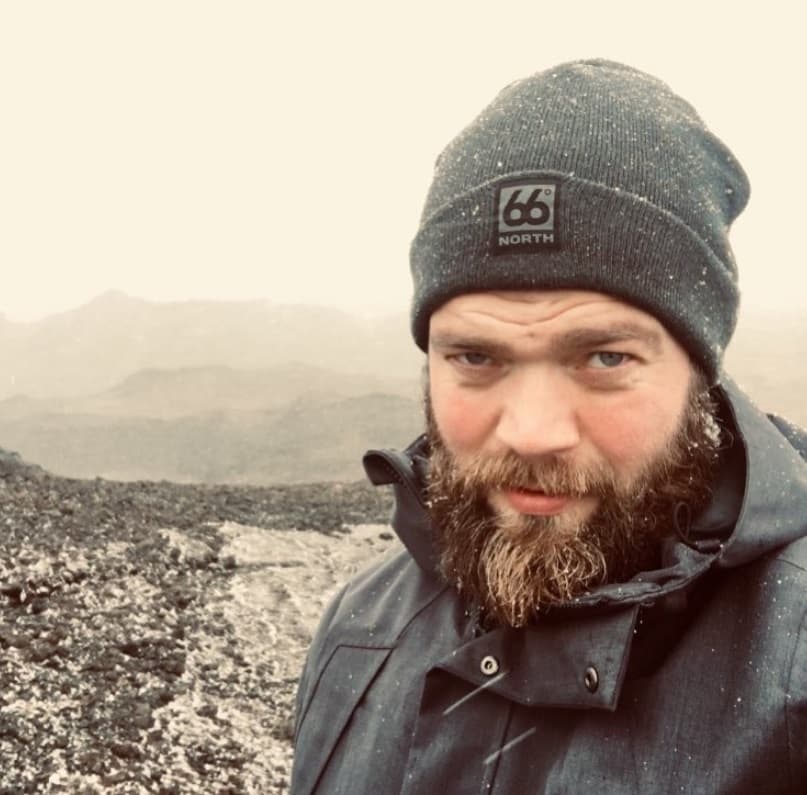 Aunque luce intimidante, en realidad es un padre amoroso que se desvive por sus hijos y parece que su tupida barba ya era parte de su look antes de integrase a 'Vikingos: Valhalla'.