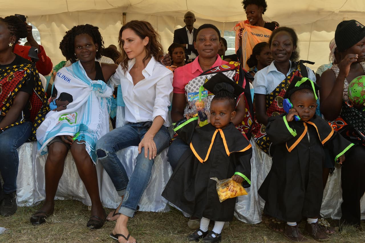 Victoria junto a varias madres de familia y sus encantadores pequeñines, graduándose de la escuelita.
