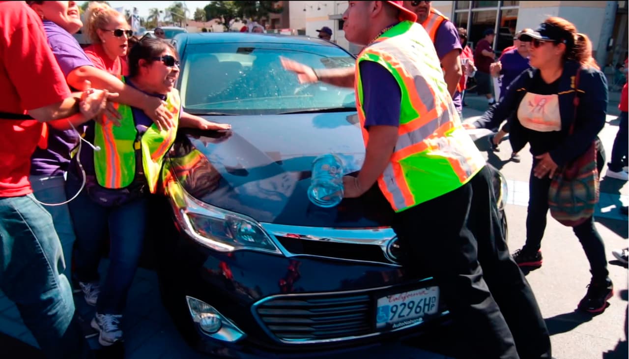 Automovilista arremete contra una multitud en protesta proinmigrante en el sur de California