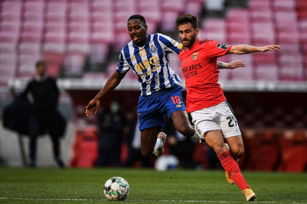 El Porto no puede ante el Benfica y se van con empate 1-1 durante la Jornada 31 de la Primeira Liga. Everton Souza Soares abrió el marcador para los locales al minuto 23, ya entrada la segunda parte del partido, fue Mateus Uribe quien igualó el marcador y logró salvar un punto para los 'Dragones Azules'.