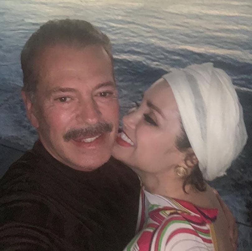 En un video donde aparece en un restaurante junto a su pareja Lupita Arreola y los histriones Isaura Espinoza, Raúl Reynoso, entre otros, se escucha decir a Sergio 
<b>comentarios discriminatorios.</b>