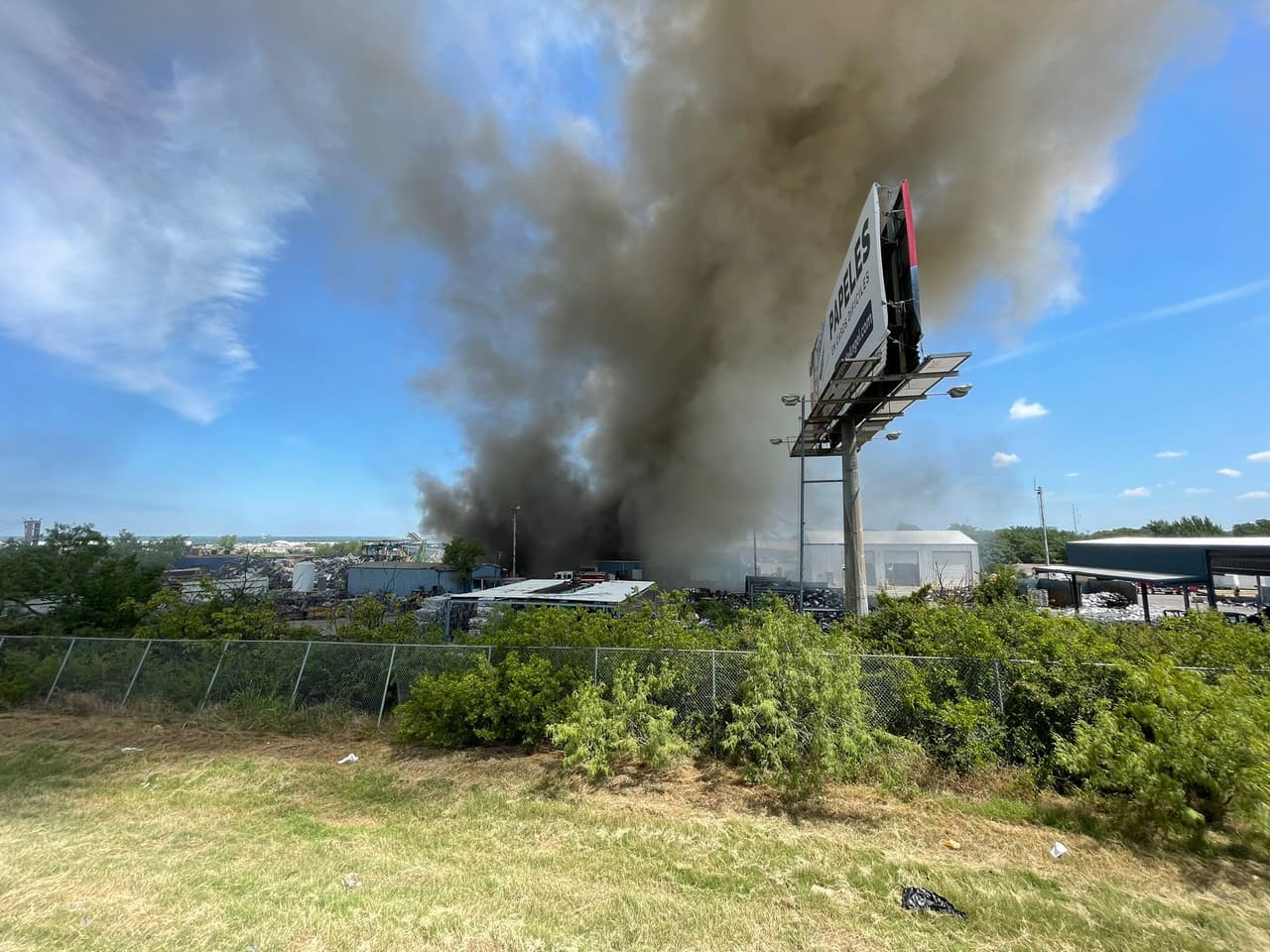 Las autoridades indican que no hay personas heridas y algunas vías aledañas fueron bloqueadas.