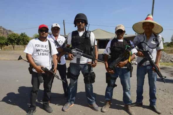 La violencia no da tregua en Michoacán en donde comunidades enteras se han sumado a la lucha. A continuación les presentamos imágenes de los grupos armados de autodefensa en Michoacán conformados por pobladores de la comunidad La Nopalera.