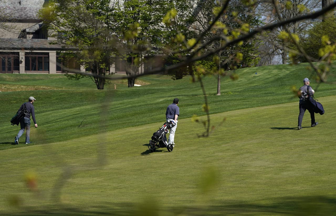 Un grupo de jugadores de golf en el club Quaker Ridge de Scarsdale, Nueva York, el 19 de abril. Dos días antes las autoridades de este estado, el más afectado por el covid-19, habían autorizado la apertura de estos campos y sus clubes con algunas restricciones.
