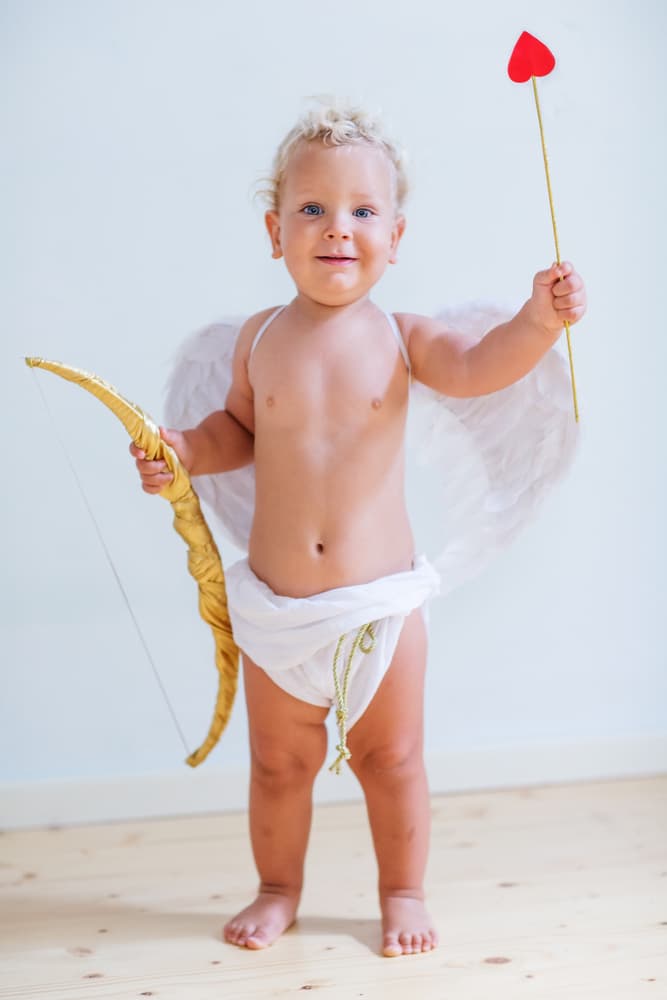 Pero detrás de este símbolo romántico vienen varias historias peculiares. El pequeñito supuestamente tiene el poder de enamorar a cualquier persona que toque con sus flechas, no sólo a mortales, sino también a otros dioses - y hasta él mismo.