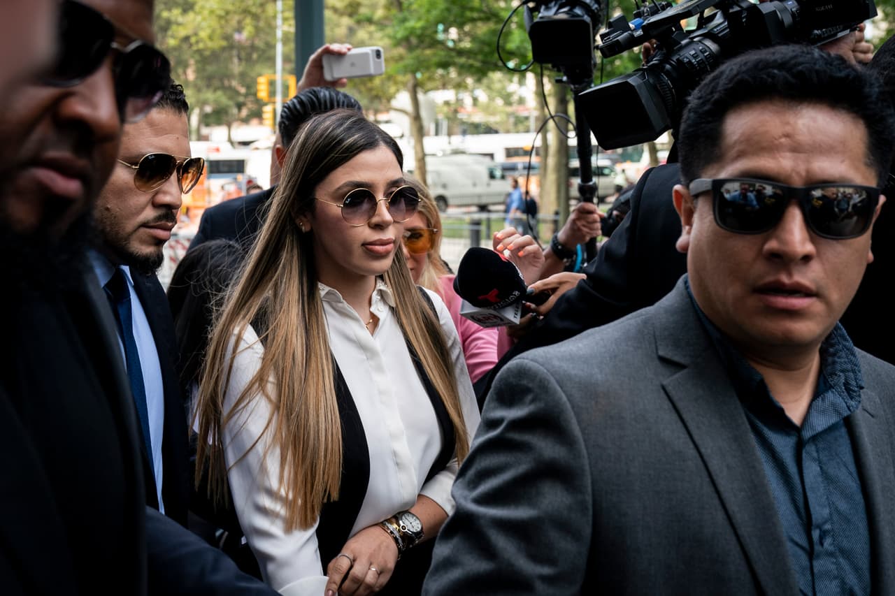Emma Coronel Aispuro, esposa de Joaquín "El Chapo" Guzmán, llego a la corte federal esta mañana con seguridad