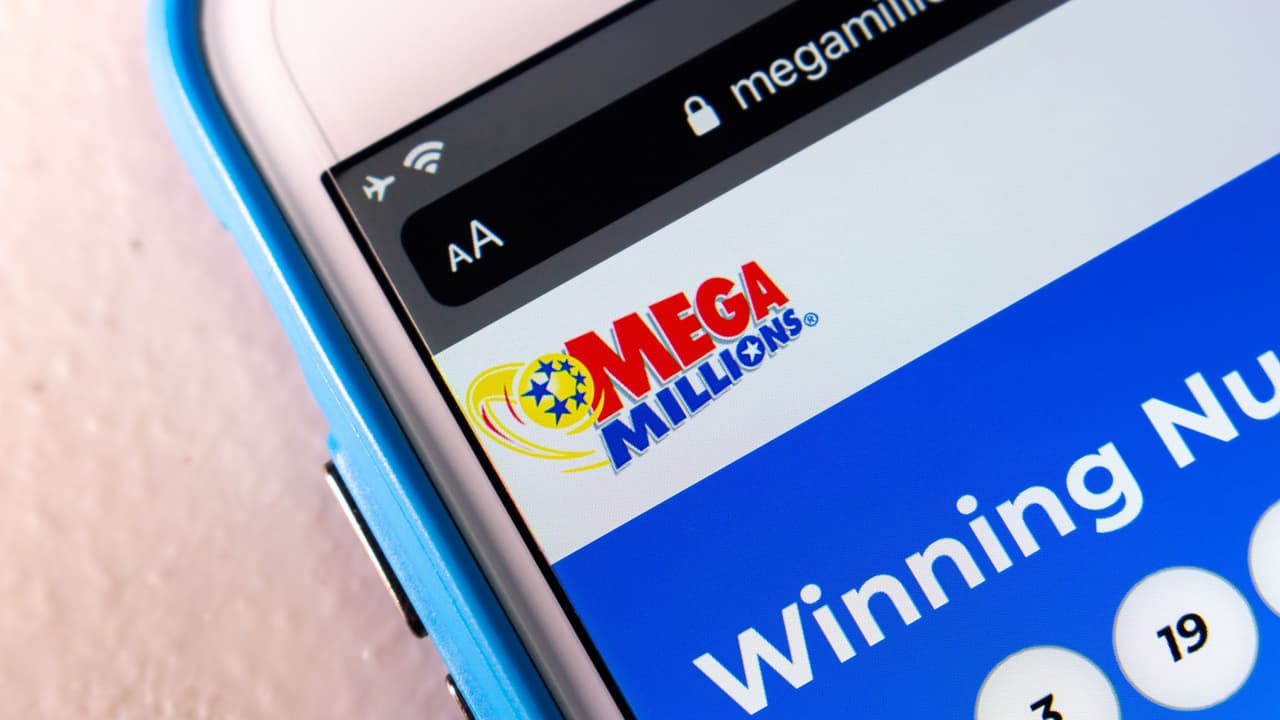 <h3 class="cms-H3-H3">¿Qué cambiará con el aumento?</h3>
<br>'El precio más alto viene acompañado de varios cambios importantes en el juego, diseñados para aumentar las ganancias y hacer más emocionante la experiencia para los jugadores. Estos son los cambios principales:
<ul>
 <li data-start="1077" data-end="1194" class=""> <b>Mejores probabilidades de ganar el premio mayor</b>: Los jugadores tendrán más oportunidades de ganar el "gran bote".</li>
 <li data-start="1195" data-end="1297" class=""> <b>Premios más grandes y frecuentes</b>: Los "botes" serán más grandes y aparecerán con mayor frecuencia.</li>
 <li data-start="1298" data-end="1397" class=""> "<b>Botes" iniciales más altos</b>: Los "botes" comenzarán con una cantidad mayor y crecerán más rápido.</li>
 <li data-start="1398" data-end="1604" class=""> <b>Multiplicador automático</b>: Cada jugada incluirá un multiplicador que puede aumentar los premios no ganadores por 2X, 3X, 4X, 5X o incluso 10X, hasta $10 millones si se aciertan las cinco bolas blancas.</li>
 <li data-start="1605" data-end="1762" class=""> <b>Premios garantizados más altos</b>: Ya no habrá premios que igualen el valor del boleto. Los jugadores siempre ganarán más de lo que pagaron por su ticket.</li>
</ul>