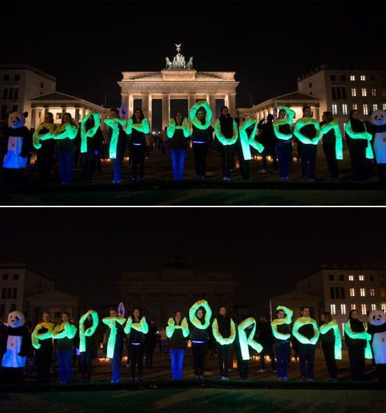 Los activistas del World Wide Fund en la emblemática Puerta de Brandemburgo antes y después de unirse a la celebración.