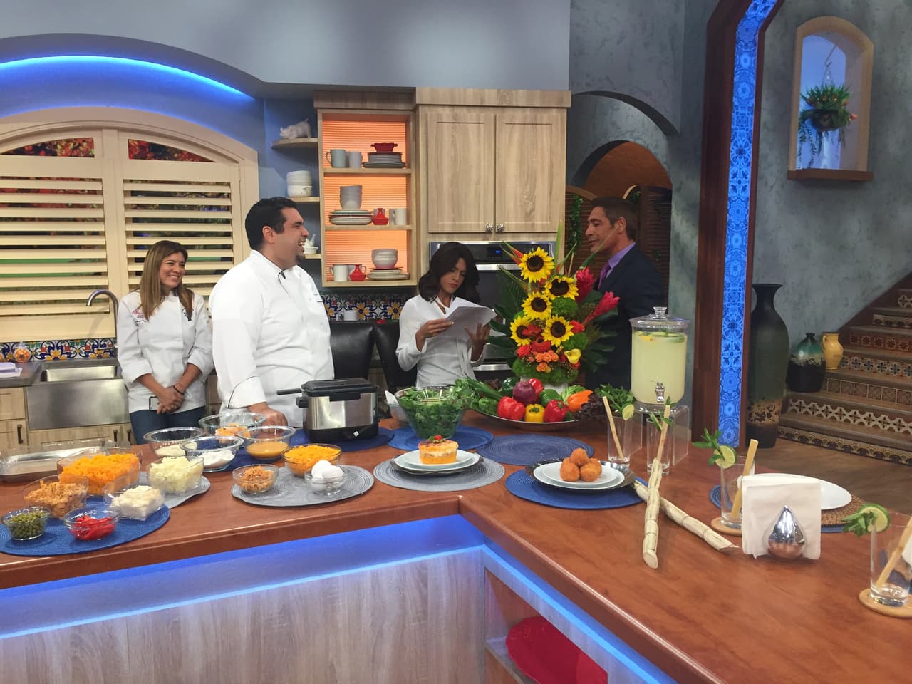 Francisca se alista para preparar un manjar para todas las reinas de la casa.