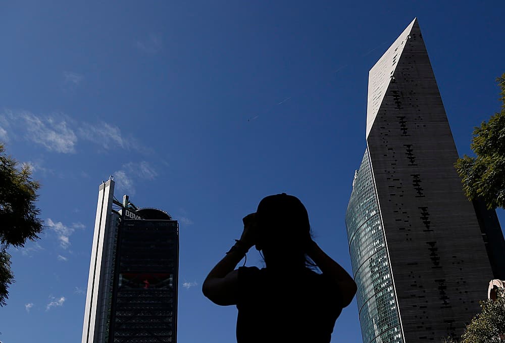 El espectáculo fue visto por numerosos curiosos que se encontraban en el Paseo de la Reforma.