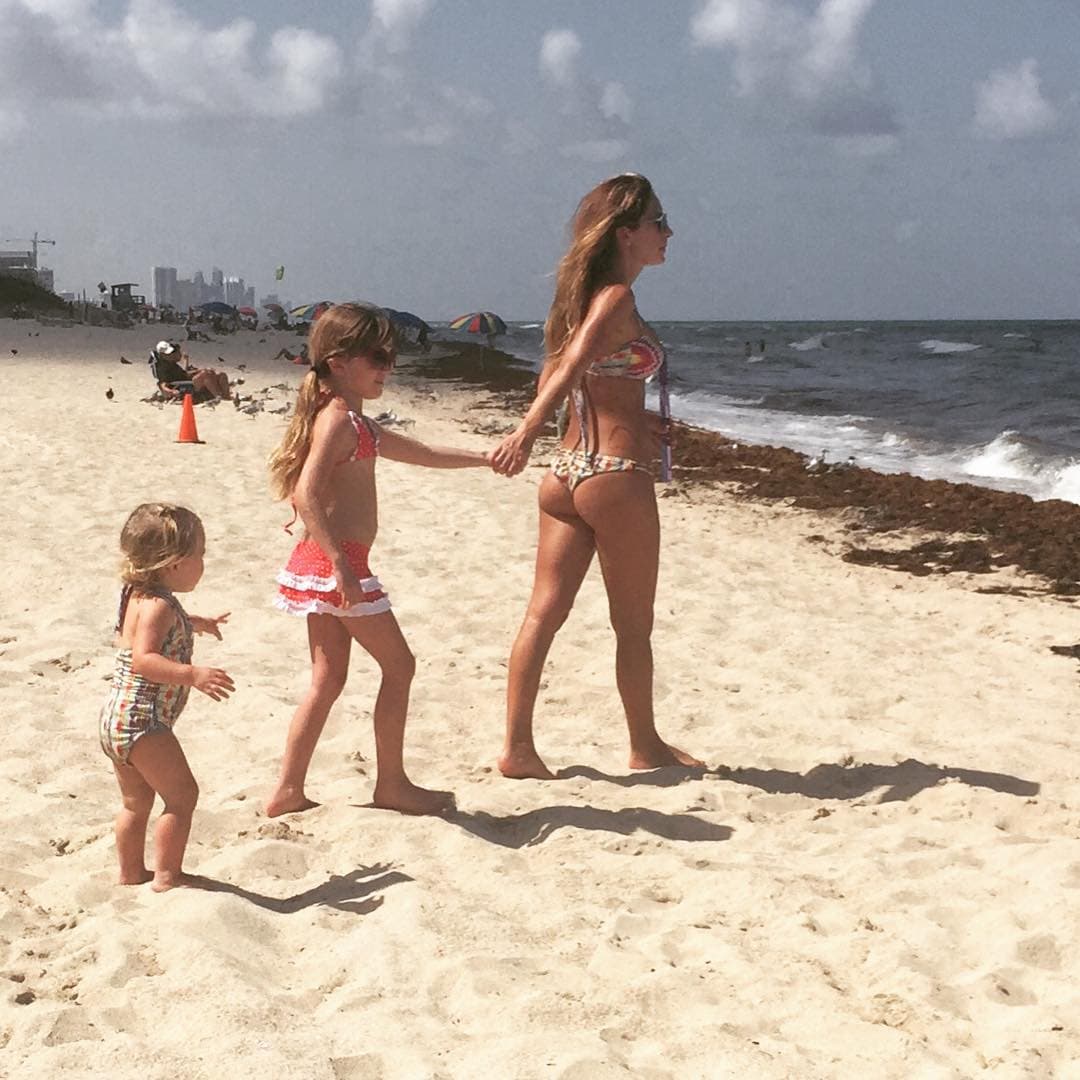 A la actriz le encanta estar a la orilla del mar.