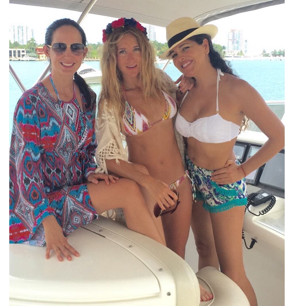 Se divierte con familia y amigos.