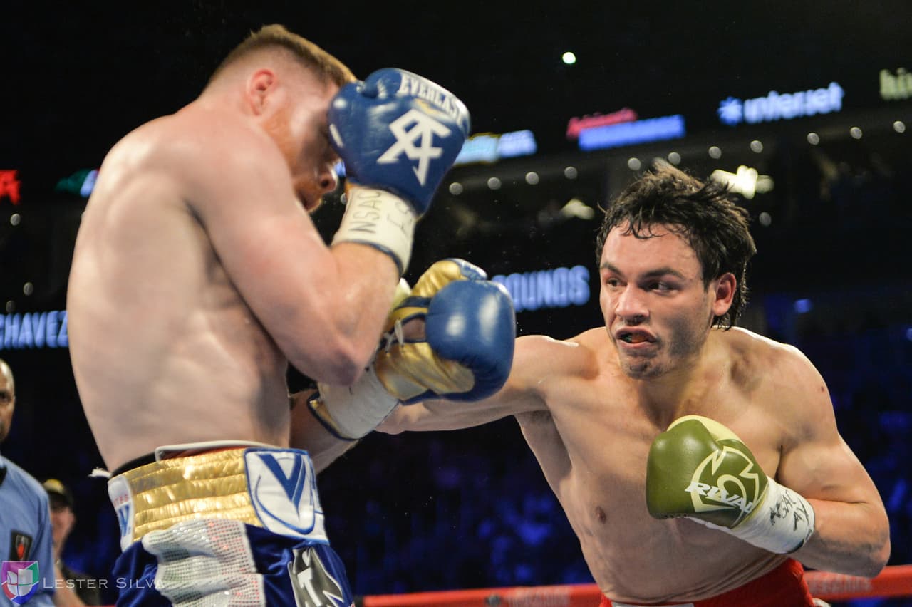 Te acercamos a los golpes que se dieron Saúl 'Canelo' Álvarez en contra de Julio César Chávez Jr., imágenes que te harán sentir en el ring.
