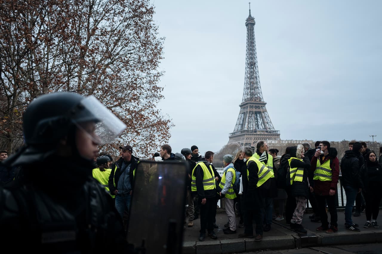 La Torre Eiffel sigue allí tal como la creara su diseñador y como fuera completada el 31 de marzo de 1889. Desde entonces, ha sido testigo de toda la historia transcurrida en París, incluso de sus momentos tensos. En esta imagen se ve la protesta de los chalecos amarillos, movimiento que desde 2018 comenzó a protestar contra un impuesto al carbono, pero que ahora demanda mejoras para las clases medias y bajas.
<br>