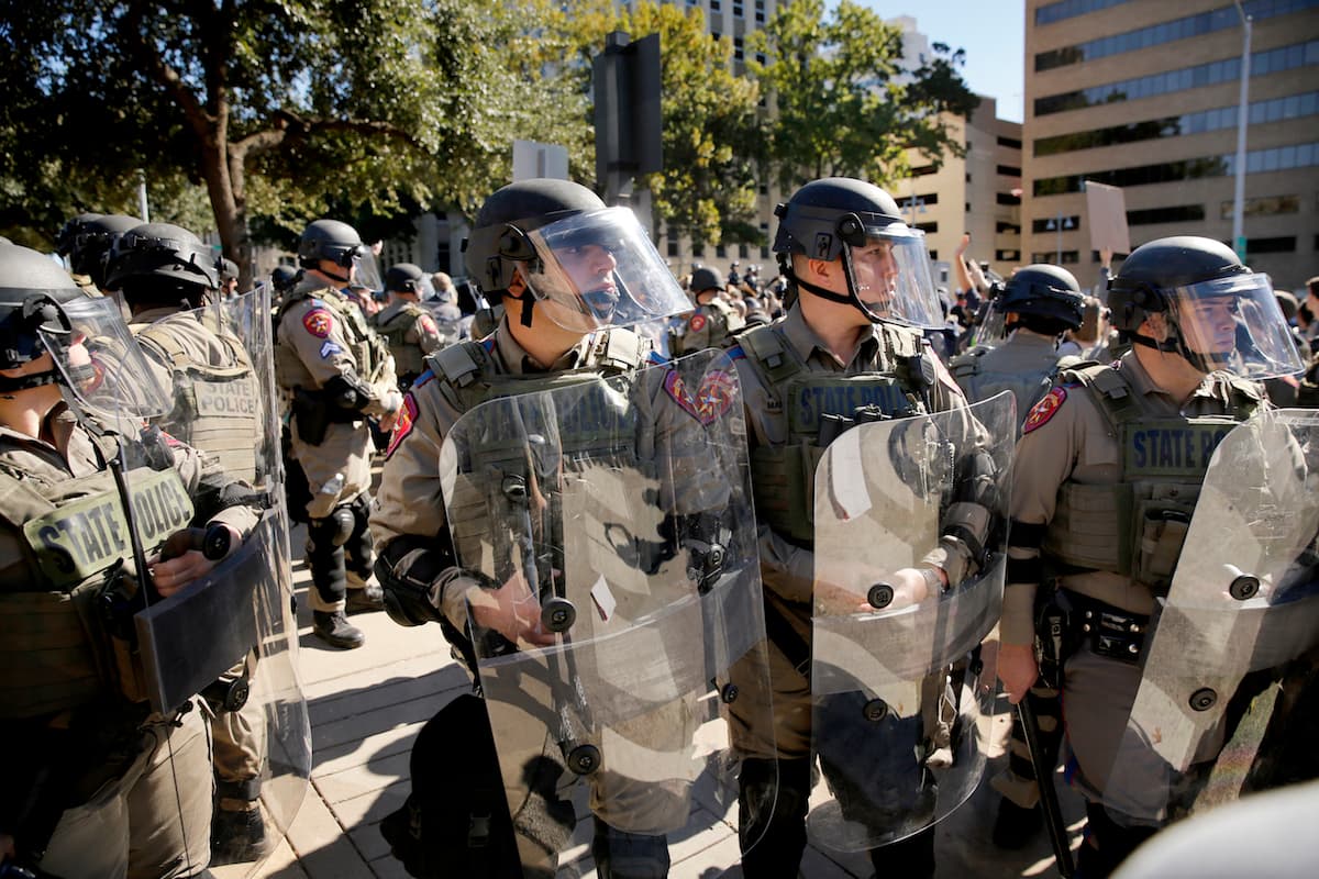Elementos de seguridad intentaron separar a los dos grupos
