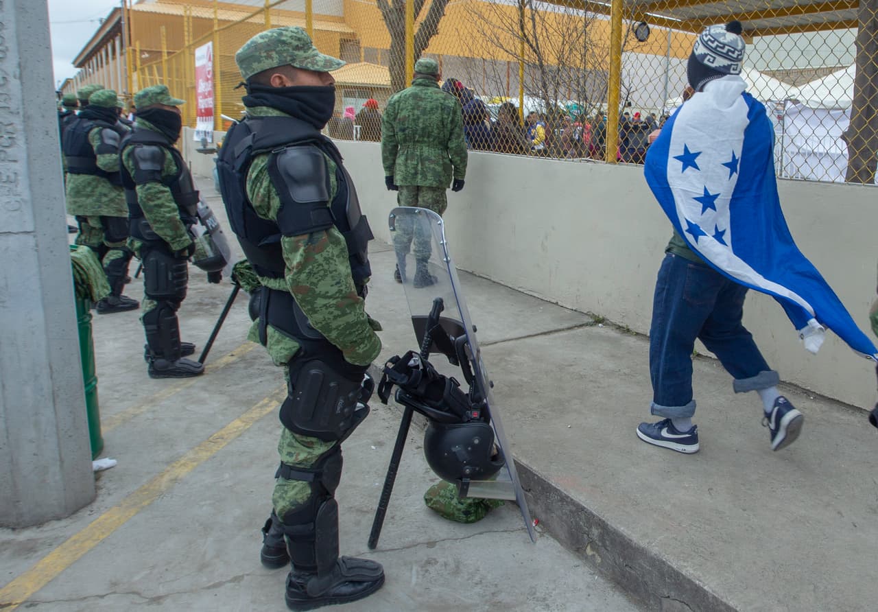 El presidente Donald Trump viajará este lunes a la ciudad fronteriza de El Paso, Texas, a unas 200 millas al noreste de Eagle Pass. En la fotografía se observa a un migrante con la bandera de Honduras, en la entrada del albergue fuertemente custodiado por las autoridades mexicanas.