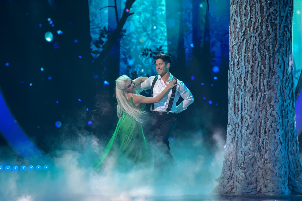 En esta ocasión le tocó bailar la coreografía de un vals, musicalizado con la canción 'Mi sorpresa fuiste tú', del cantante colombiano Carlos Vives