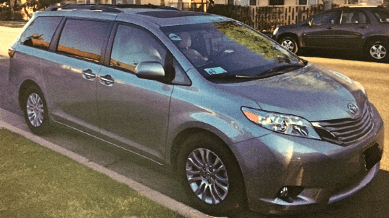 Toyota Sienna 2016 similar a la que usaba el taxista de Uber acusado de asalto sexual.