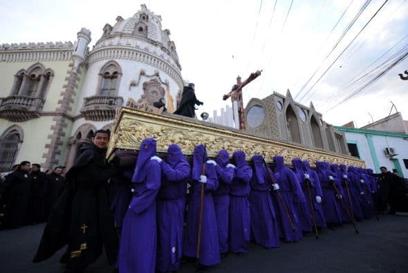 Cientos de personas desfilan por las calles de Tegucigalpa, Honduras.