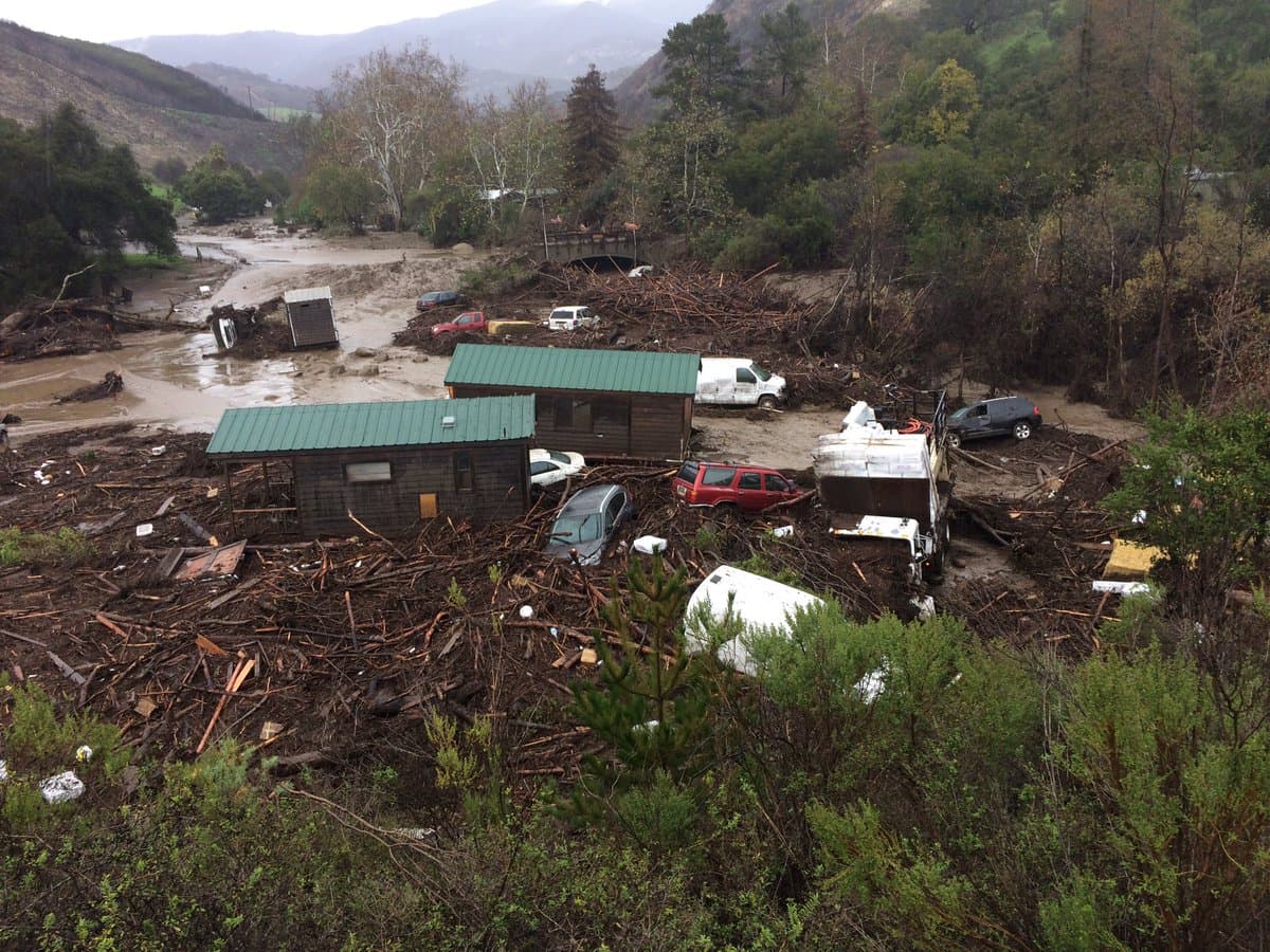 El agua y el lodo inundaron el campamento El Capitan Canyon Resort & Campground y varios vehículos acabaron destrozados a la orilla del mar.