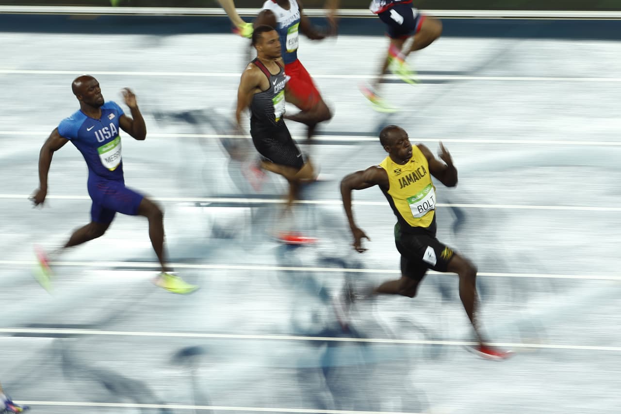 Lo que todos esperaban de la final de los 200 metros, Usain Bolt se adelanta desde el comienzo de la carrera.